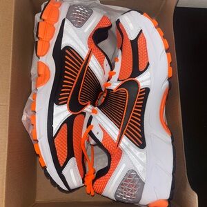 Nike Air Max 90 SE White/Black/Orange – Men’s 11.5 / Women’s 13 – New in Box